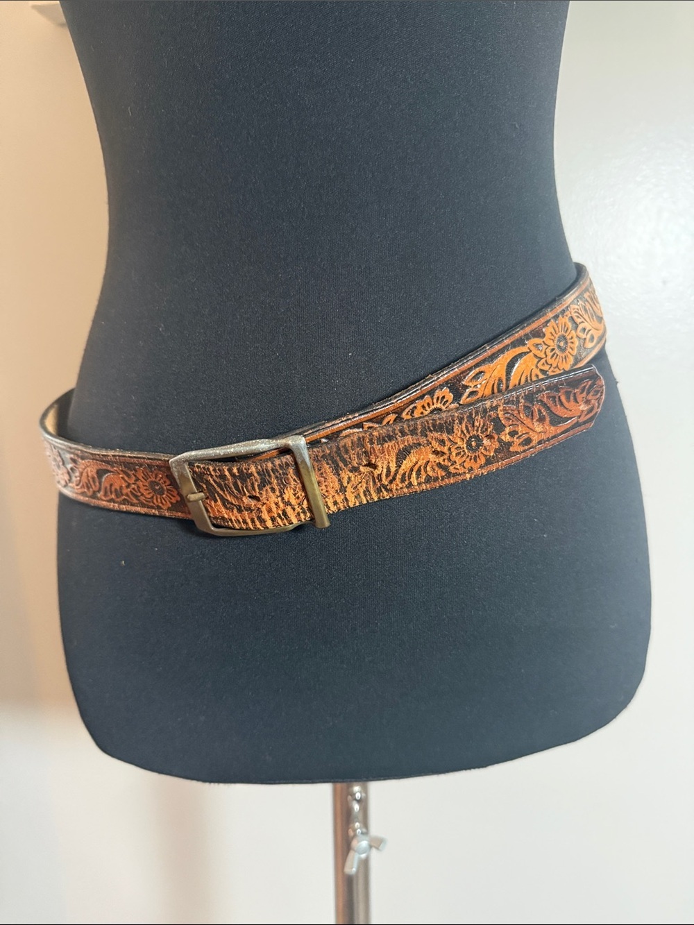 Vintage Tooled Leather Floral Western Belt Dark Brown Brass Buckle Boho No.3 - Picture 2 of 7